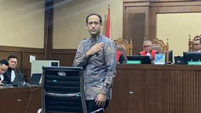 Nadiem Makarim, memberikan pernyataan emosional dan penuh haru untuk para ojek online setelah menjalani sidang pembacaan vonis di Pengadilan Negeri Jakarta Pusat.