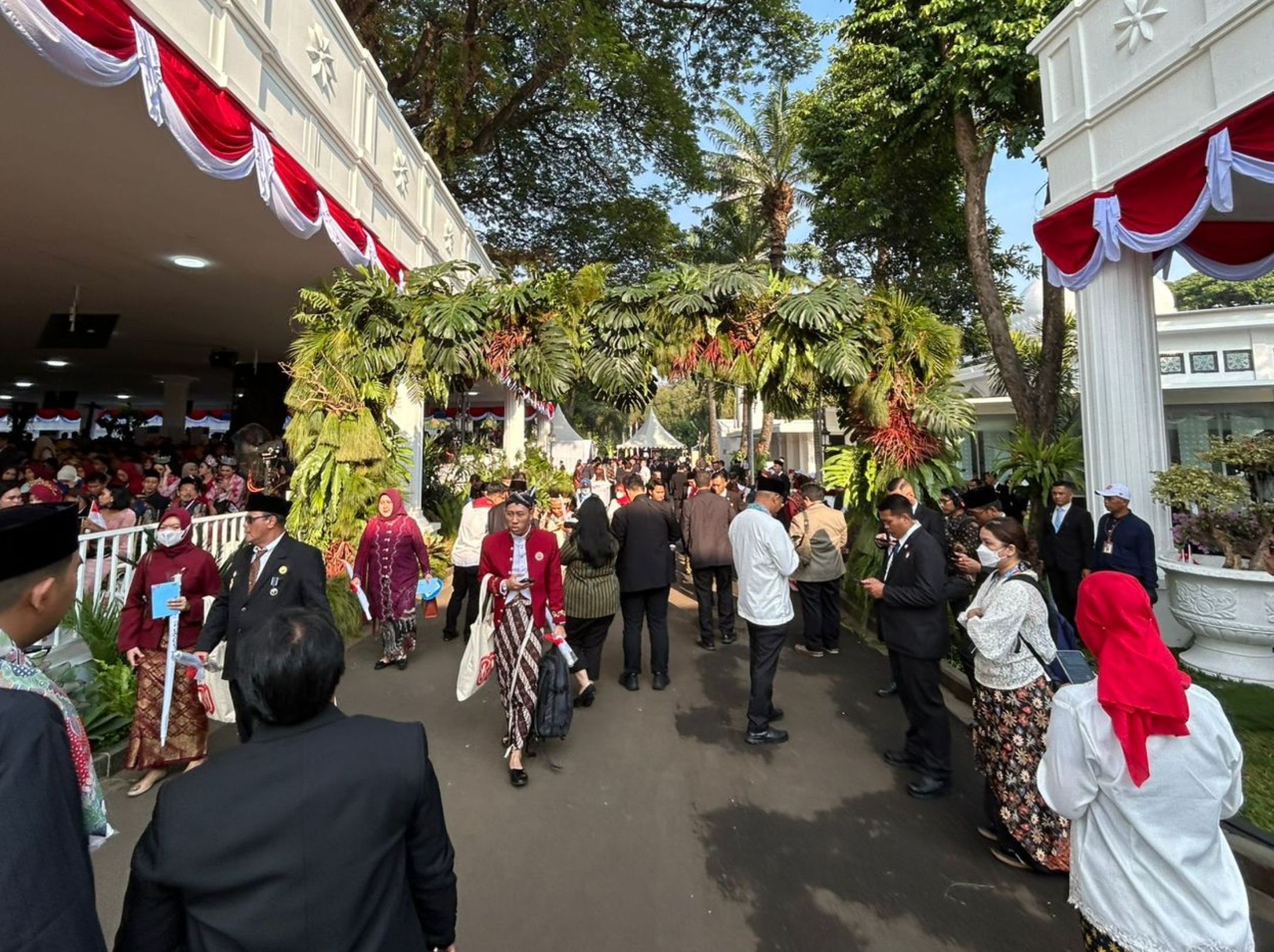Warga datangi Istana Merdeka untuk ikuti HUT ke-80 RI <b>(NTVnews / Deddy Setiawan)</b>