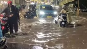 Banyak motor yang mogok gegara terobos banjir di Jaksel.