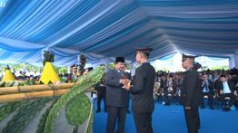 Momen Prabowo Potong Tumpeng di HUT Bhayangkara, Diberikan ke Polisi Berprestasi
