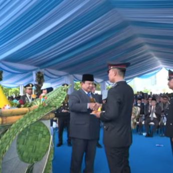 Momen Prabowo Potong Tumpeng di HUT Bhayangkara, Diberikan ke Polisi Berprestasi