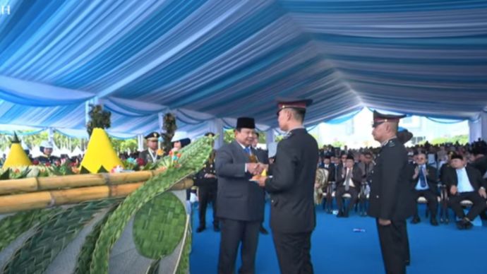 Prabowo Subianto Potong Tumpeng di HUT Bhayangkara ke-79 di Monas