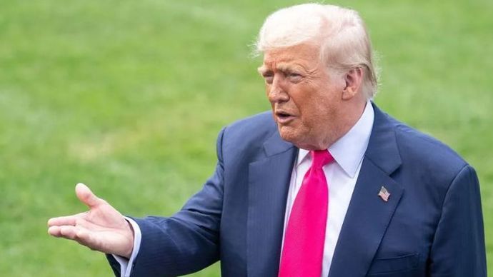 Presiden Amerika Serikat Donald Trump memberikan keterangan kepada wartawan di halaman Gedung Putih, Washington DC, Amerika Serikat, 