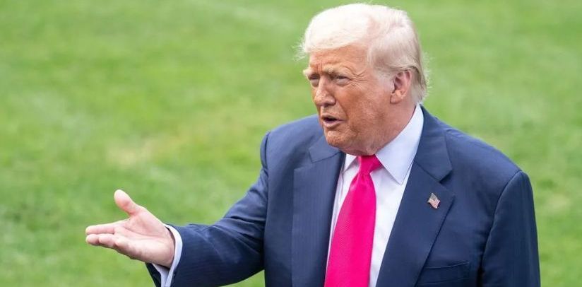 Presiden Amerika Serikat Donald Trump memberikan keterangan kepada wartawan di halaman Gedung Putih, Washington DC, Amerika Serikat, 