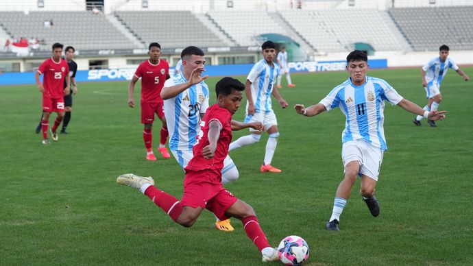 Pemain-pemain Argentina mengepung pemain timnas Indonesia U-20 dalam turnamen Seoul Earth On Us Cup 2024, di Seoul, Korea Selatan, Rabu (28/8/2024).