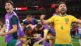 Timnas Australia berhasil meraih kemenangan pada laga perdana Grup D Piala Dunia 2026 setelah mengalahkan Turki dengan skor meyakinkan 2-0 di Stadion BC Place, Kanada, Minggu, 14 Juni 2026.