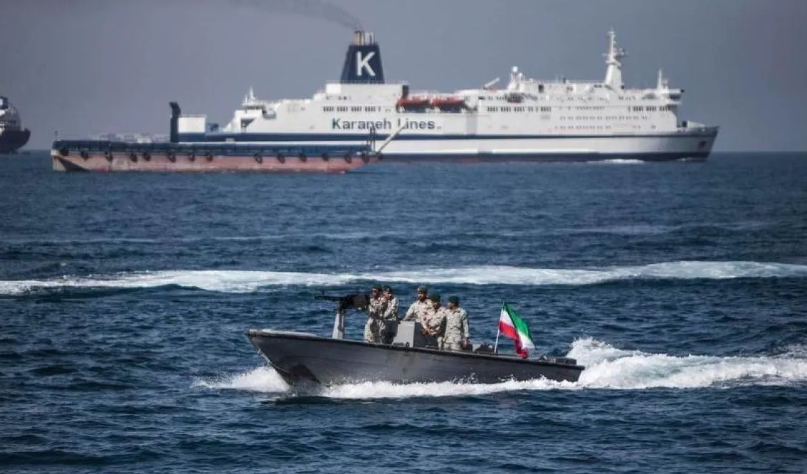 Tentara Iran berpatroli di Selat Hormuz, Iran selatan, Selasa (30/4/2029). (ANTARA/Xinhua/Ahmad Halabisaz) <b>(Antara)</b>