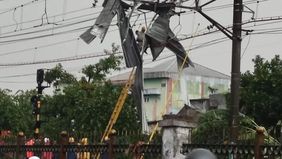 Ada potongan asbes nyangkut di kawat listrik KRL tepatnya di dekat stasiun Citayam.