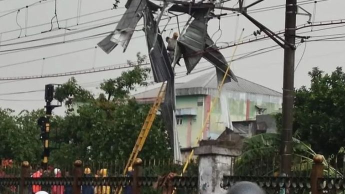 Asbes atau seng nyangkut di Kawat listrik KRL 