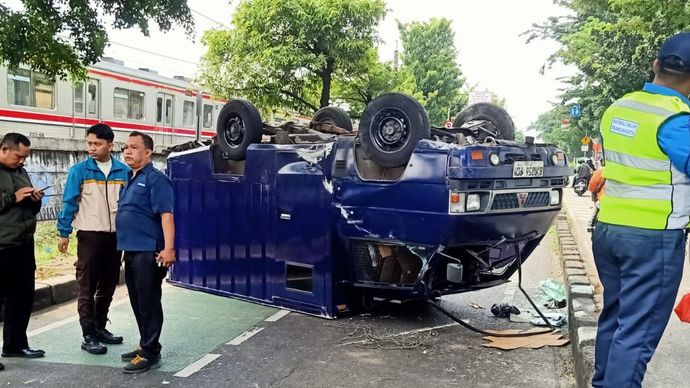 Mobil Terbalik di Jalan I Gusti Ngurai Rai Jakarta Timur