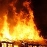 Toko Material di Kayu Manis Bogor Terbakar Hebat Malam Ini