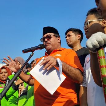 Halte Transjakarta Senen Kembali Dibersihkan Pasca Terbakar Akibat Demo