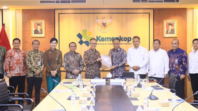 Kemenkop menyerahkan daftar koperasi yang menjalankan kegiatan di sektor jasa keuangan kepada OJK.