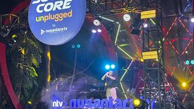 Penyanyi Aziz Hedra sukses bikin galau para penonton yang hadir di Lippo Mall Kemang, Jakarta untuk menyaksikan event musik Soundcore Unplugged, Jumat malam (6/9/2023), lewat lagu-lagunya.