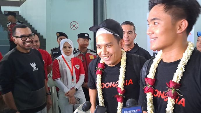 Witan Sulaeman masih mengenakan perban di kepala saat rombongan timnas Indonesia U-23 tiba di Bandara Soekarno-Hatta, Tangerang, Sabtu (11/5/2024). 