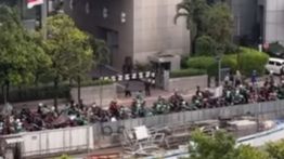 VIDEO: Lautan Massa Driver Ojol Penuhi Jalan Thamrin Arah Monas