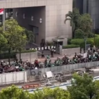 VIDEO: Lautan Massa Driver Ojol Penuhi Jalan Thamrin Arah Monas