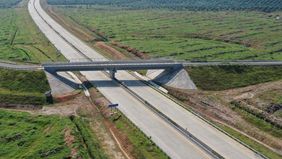 PT Hutama Karya (Persero) menargetkan pembangunan Jalan Tol Trans Sumatera (JTTS) tahap I dan sebagian tahap II selesai pada tahun 2024.