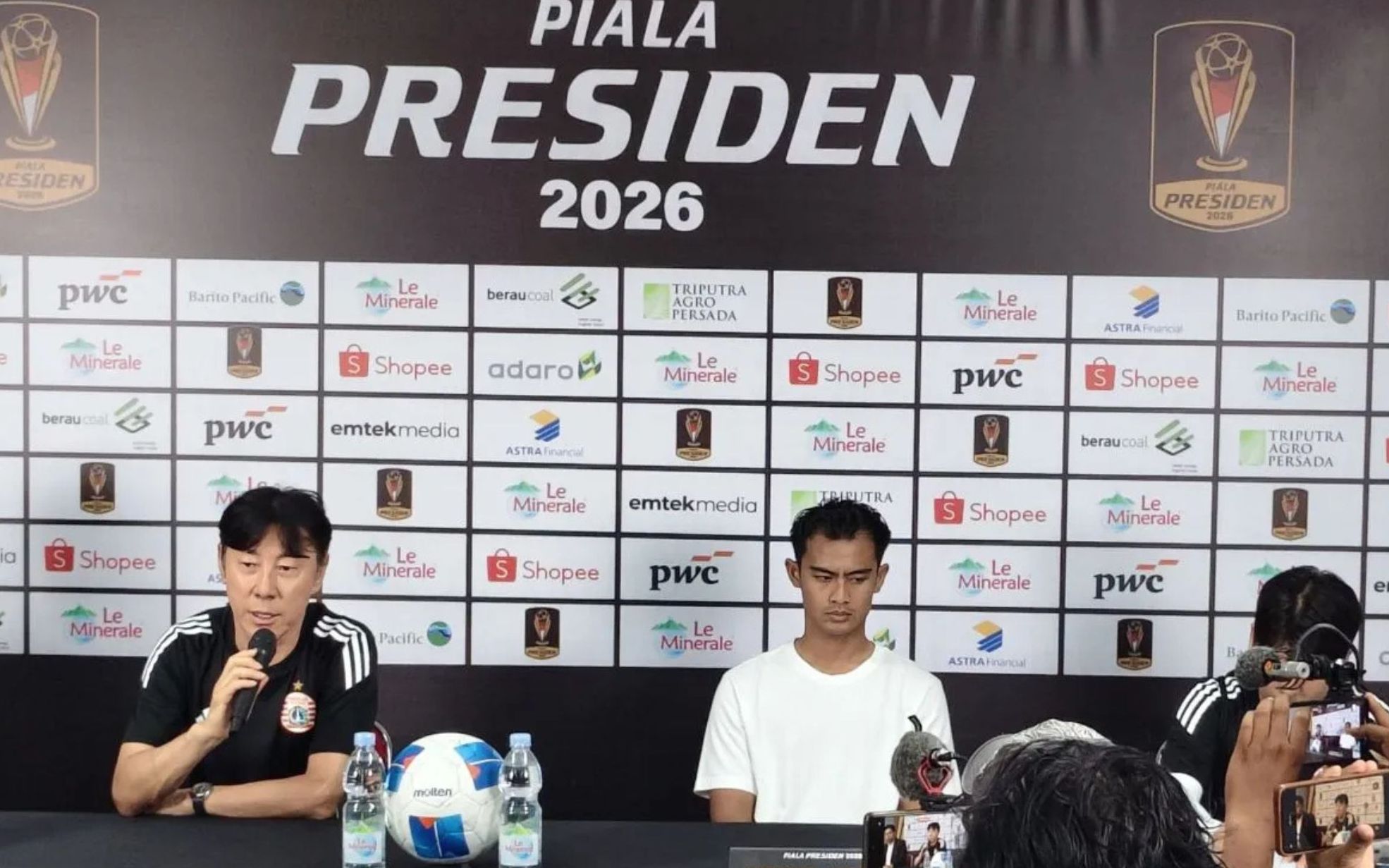 Pelatih Kepala Persija Jakarta Shin Tae-yong (kiri) bersama bek kiri Persija Pratama Arhan  <b>(Antara)</b>
