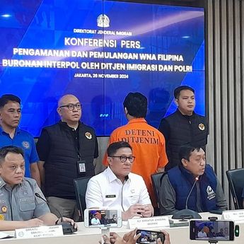 Imigrasi Indonesia dan Polri Serahkan WNA Filipina Buronan Interpol ke Negaranya