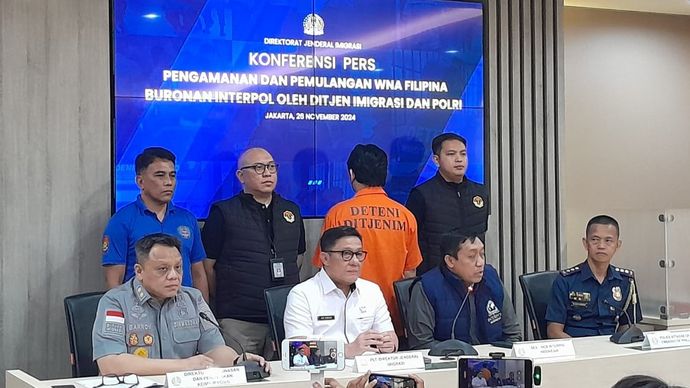 Imigrasi Indonesia dan Polri Serahkan WNA Filipina Buronan Interpol ke Negaranya