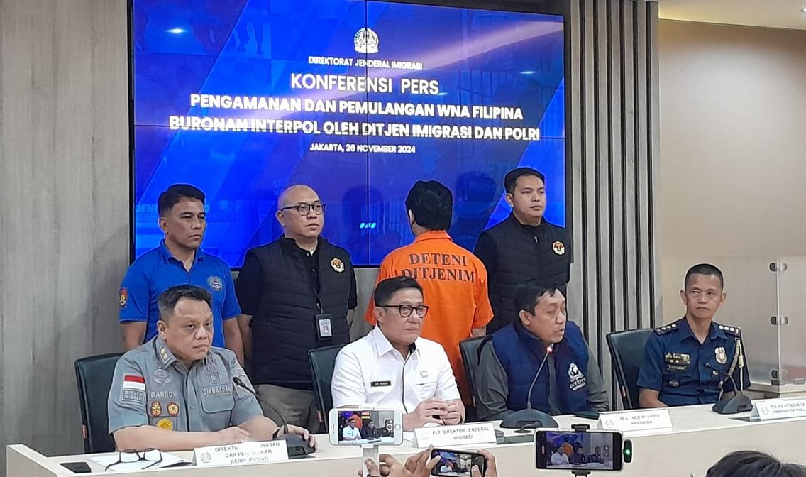 Imigrasi Indonesia dan Polri Serahkan WNA Filipina Buronan Interpol ke Negaranya <b>(NTVNews.id/ Adiansyah)</b>