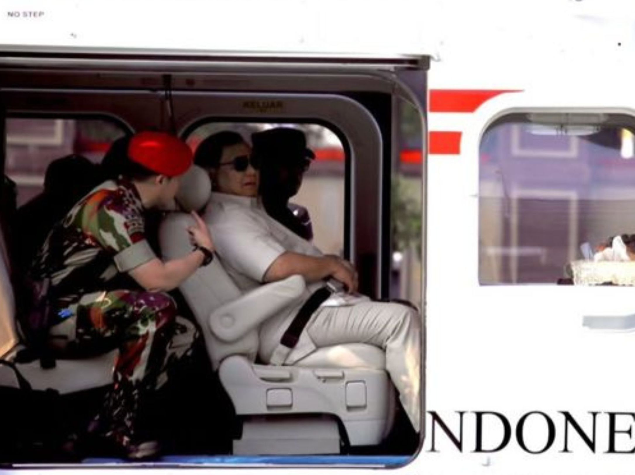 Presiden Prabowo bersama Seskab Teddy <b>(Instagram @sekretariat.kabinet)</b>