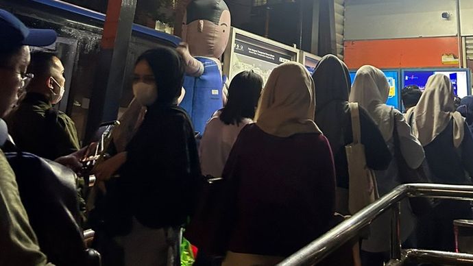 Antrean penumpang mengular di Halte TransJakarta Tendean, Rabu (3/7/2024)