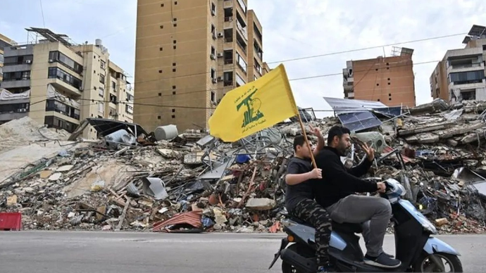 Orang-orang terlihat di jalan-jalan wilayah Dahieh setelah dimulainya gencatan senjata sementara selama 10 hari antara Israel dan Lebanon pada 17 April 2026 di Beirut, Lebanon. ANTARA/Houssam Shbaro/Anadolu/pri.