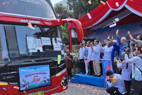 Menteri Ketenagakerjaan (Menaker) Yassierli melakukan seremoni pelepasan peserta mudik gratis dengan armada transportasi bus di Kantor Kementerian Ketenagakerjaan di Jakarta, Selasa (17/03/2026). (Antara/ Muhammad Heriyanto)