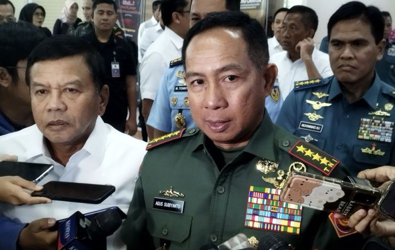 Wakil Menhan Muhammad Herindra dan Panglima TNI Jenderal TNI Agus Subiyanto (tengah) di Gedung Parle <b>( (ANTARA/Bagus Ahmad/rst))</b>