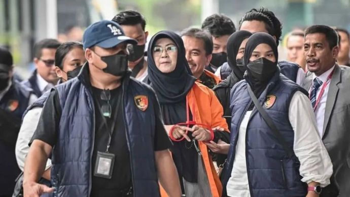 Petugas kepolisian menggiring Roy Suryo (kiri) dan Tifauzia Tyassuma (kanan) ke dalam gedung di Kejaksaan Negeri Jakarta Selatan, Jakarta, Senin, 22 Juni 2026. Polda Metro Jaya resmi melimpahkan tersangka beserta barang bukti dugaan fitnah ijazah palsu Presiden ke-7 RI Joko Widodo (Jokowi), yakni Roy Suryo dan Tifauzia Tyassuma ke Kejaksaan Negeri (Kejari) Jakarta Selatan