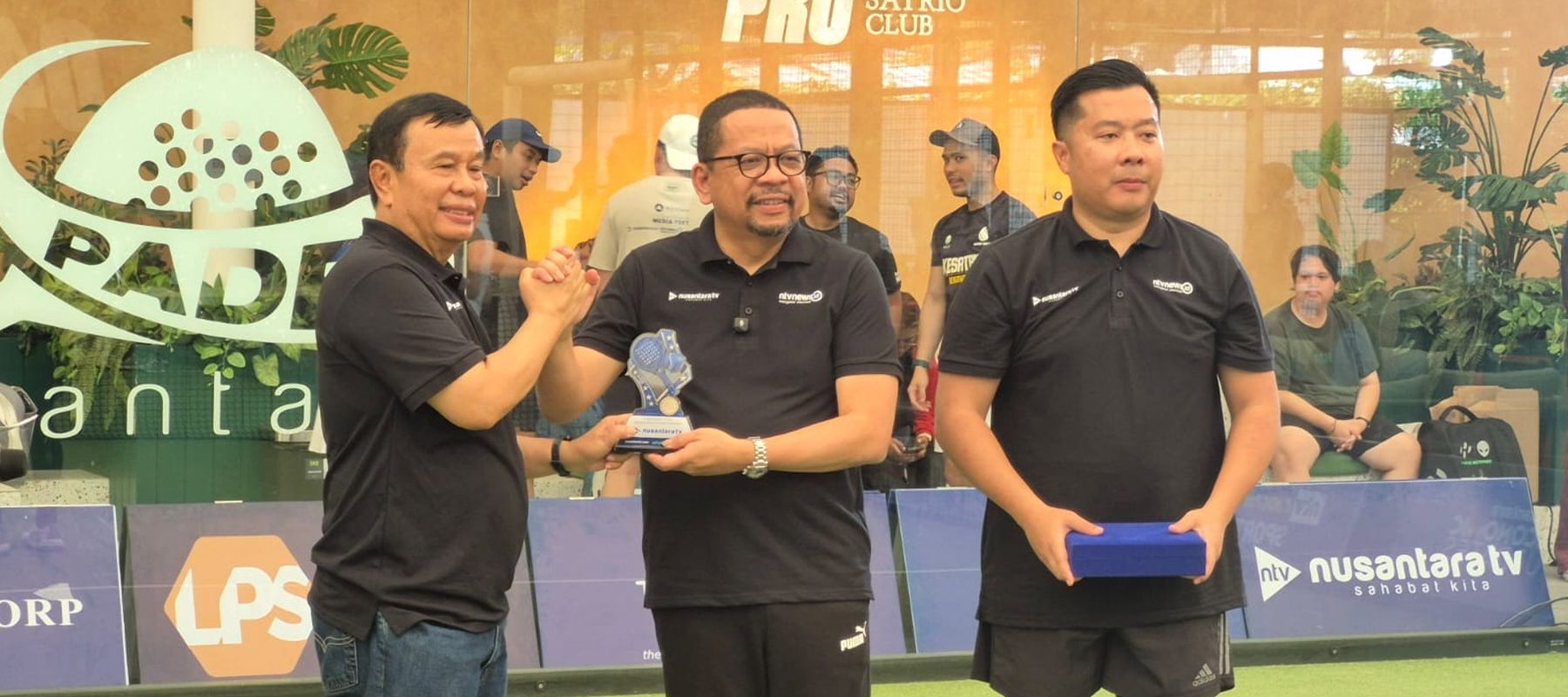 Kepala Badan Komunikasi Pemerintah (Bakom), Muhammad Qodari bersama Presiden Komisaris NT Corp, Nurdin Tampubolon dan Direktur Nusantara TV, Randy Monthonaro Tampubolon