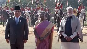 Presiden RI Prabowo Subianto menerima jajar kehormatan dalam upacara penyambutan kenegaraan di Istana kepresidenan India, Rashtrapati Bavan di New Delhi, Sabtu (25/1).