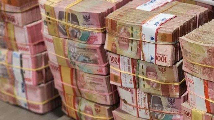 Arsip - Tumpukan uang Rp13 miliar hasil penyitaan penyidik Kejaksaan Tinggi Jateng dalam kasus dugaan korupsi pengadaan tanah di salah satu Badan Usaha Milik Daerah (BUMD) Pemerintah Kabupaten Cilacap di Semarang, Rabu, 16 Juli 2025