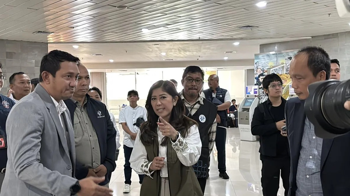 Menteri Komunikasi dan Digital (Menkomdigi) Meutya Hafid pantau langsung kecepatan jaringan di Bali melalui Posko Bersama Rafi 2026 di Bandara I Gusti Ngurah Rai, Badung, Bali, Selasa 24/3/2026. (ANTARA/Ni Putu Putri Muliantari)