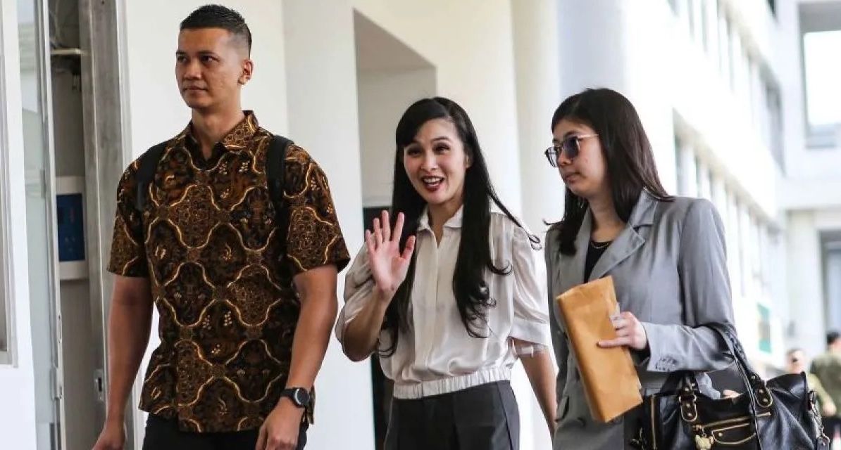 Sandra Dewi saat diperiksa Kejaksaan Agung terkait kasus suaminya Harvey Moeis dengan dugaan korupsi tata niaga timah di wilayah Izin Usaha Pertambangan (IUP) PT Timah tahun 2015-2022. <b>(Antara)</b>