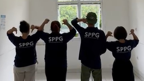 Menjelang kembali beroperasinya program Makan Bergizi Gratis (MBG) pada Selasa 31 Maret, besok, para petugas dan relawan di SPPG Jakarta Barat yang berlokasi di Jalan KS Tubun, Palmerah, melakukan kegiatan bersih-bersih menyeluruh di area dapur.