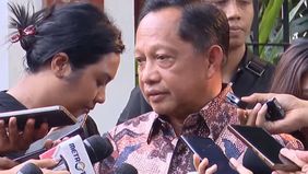 Menteri Dalam Negeri di Kabinet Indonesia Maju (KIM) yang dipimpin Jokowi dipanggil oleh presiden terpilih Prabowo Subianto di Kertanegara, Jakarta Selatan. Tito bersama tokoh lain hadir di kediaman Prabowo pada Senin, 14 Oktober 2024 ini.