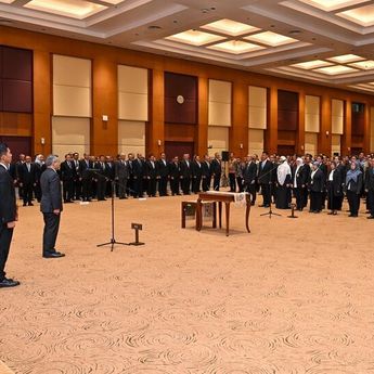 Menkeu Suahasil Lantik 14 Pejabat DJP-Bea Cukai, Minta Target APBN 2026 Dituntaskan