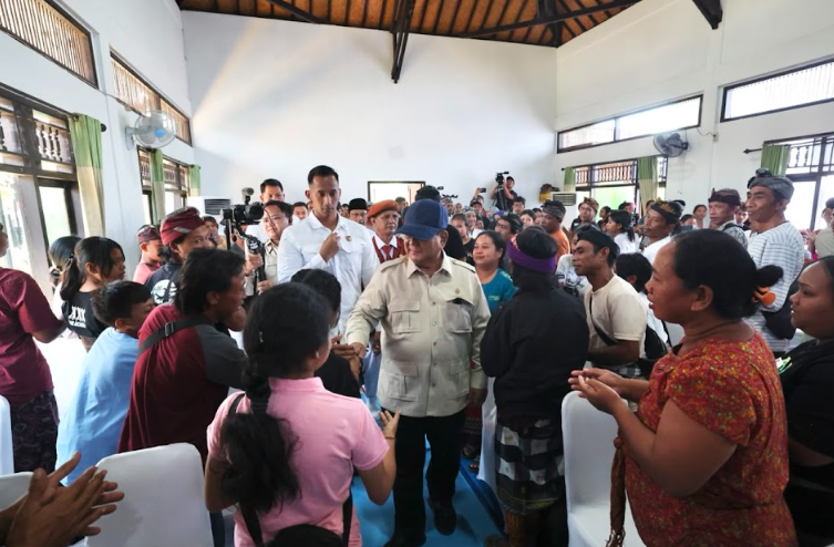 Presiden Republik Indonesia Prabowo Subianto meninjau Sekolah Rakyat di luar Jawa, yakni di Tabanan, Bali. <b>(Bakom)</b>