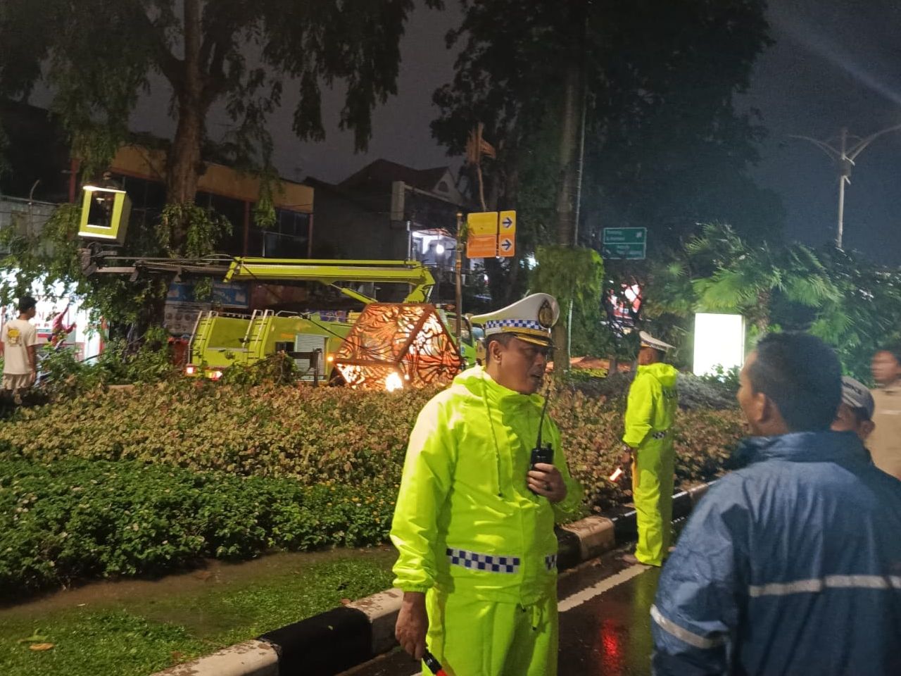 Evakuasi Pohon Tumbang di Jl. Tanah Abang I Jakarta Pusat, Kamis. <b>(X TMC Polda Metro Jaya)</b>