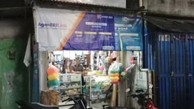 Di tengah riuhnya Jakarta Timur, tepatnya di Jl. Komarudin Lama No.102, berdiri sebuah toko kecil yang belakangan menjadi tempat “curhat keuangan” warga sekitar.

