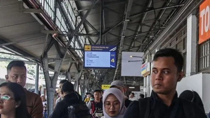 Sejumlah calon penumpang berjalan menuju gerbong Kereta Api Brantas jurusan Blitar di Stasiun Pasar Senen, Jakarta, Selasa (17/3/2026). ANTARA FOTO/Darryl Ramadhan/tom.