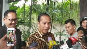 Joko Widodo (Jokowi) menanggapi dengan santai viralnya kapal pengangkut bijih nikel yang berinisial “JKW” di wilayah Raja Ampat, Papua Barat Daya.