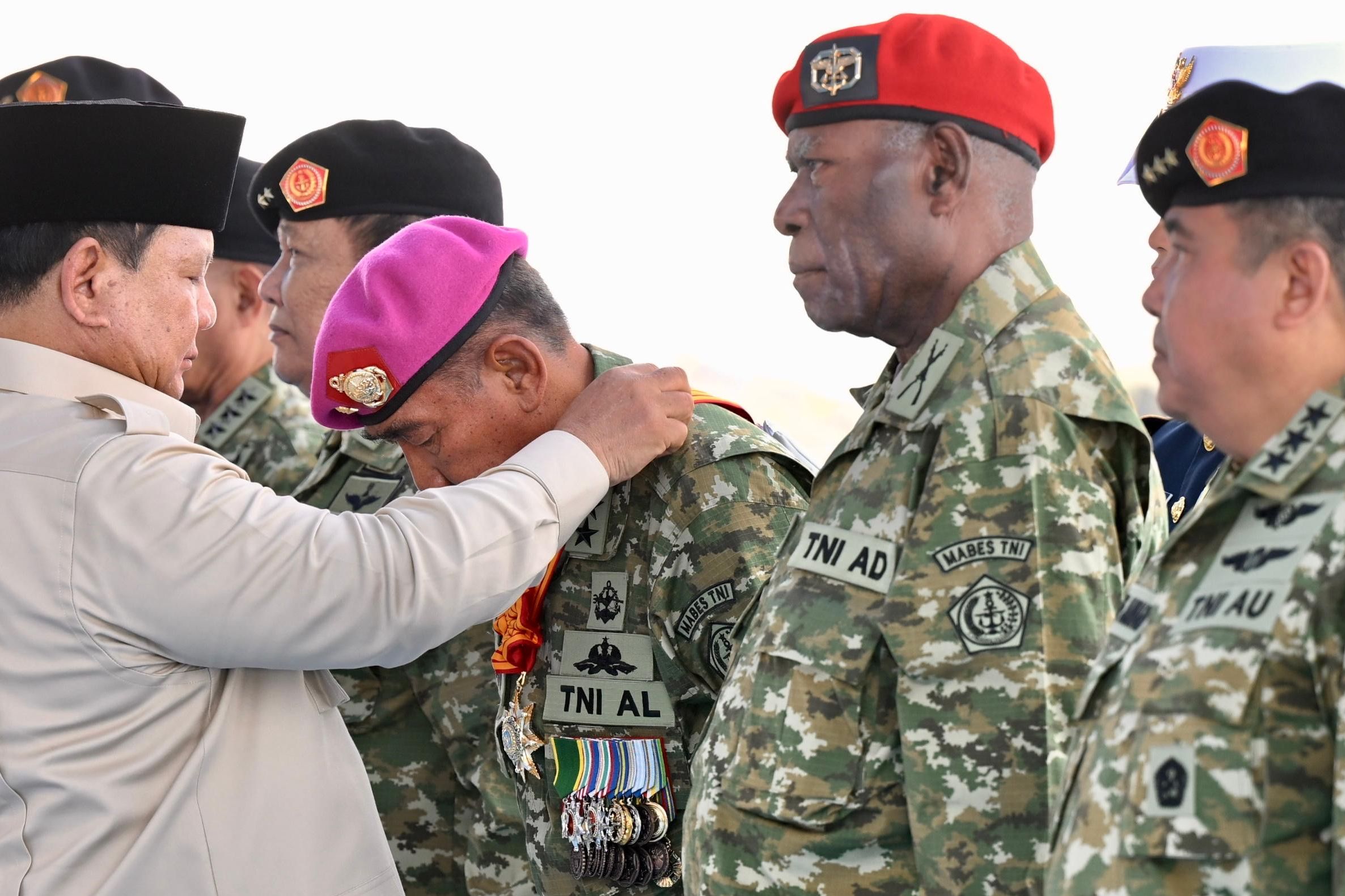 Presiden Prabowo memberikan penghargaan ke purnawirawan TNI <b>(Bidpenum Puspen TNI)</b>