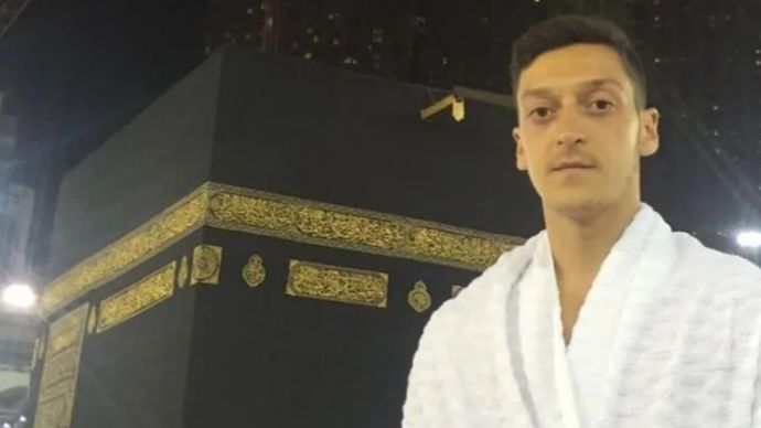 Mesut Ozil saat berada di Tanah Suci Mekkah <b>(IG Mesu Ozil)</b>