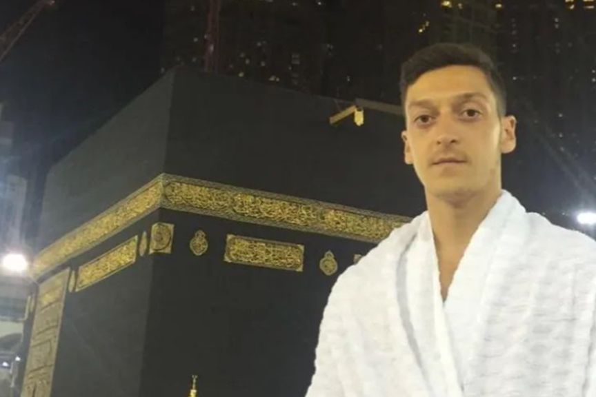 Mesut Ozil saat berada di Tanah Suci Mekkah <b>(IG Mesu Ozil)</b>