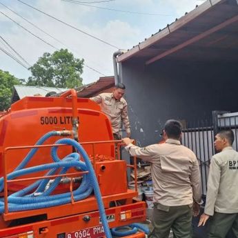 Atasi Kekeringan, BPBD Jaksel Salurkan Pasokan Air Bersih Tangki