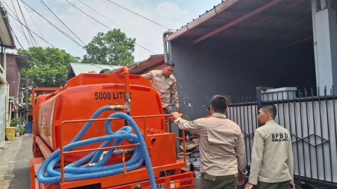 Badan Penanggulangan Bencana Daerah (BPBD) Jakarta Selatan mengerahkan armada mobil tangki berkapasitas 5.000 liter untuk mendistribusikan air bersih kepada warga yang terdampak kekeringan di kawasan Pondok Labu, Jakarta Selatan, Selasa (15/9/2026).